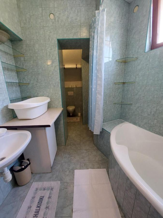 Csaladbarat Vendeglak Szegedi Maganszallashely 9 Fo Reszere, Nagycsaladok Es Barati Tarsasagok Reszere Exterior photo