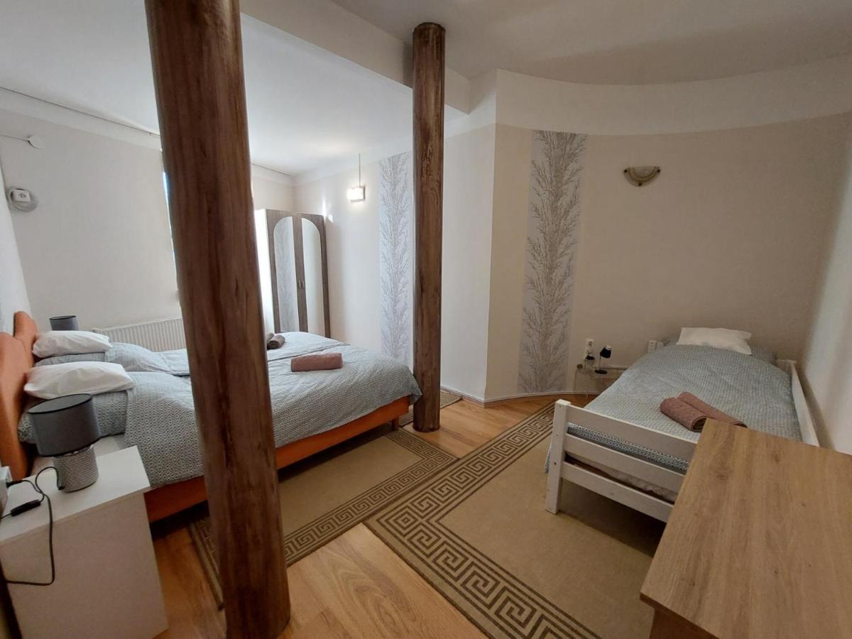 Csaladbarat Vendeglak Szegedi Maganszallashely 9 Fo Reszere, Nagycsaladok Es Barati Tarsasagok Reszere Exterior photo
