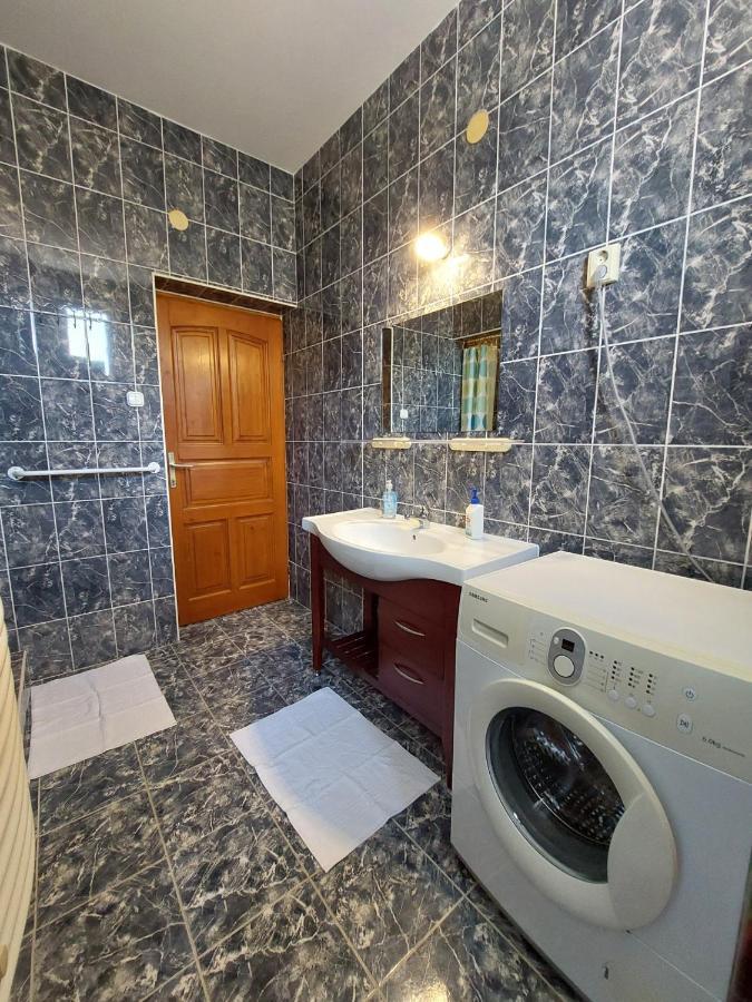 Csaladbarat Vendeglak Szegedi Maganszallashely 9 Fo Reszere, Nagycsaladok Es Barati Tarsasagok Reszere Exterior photo
