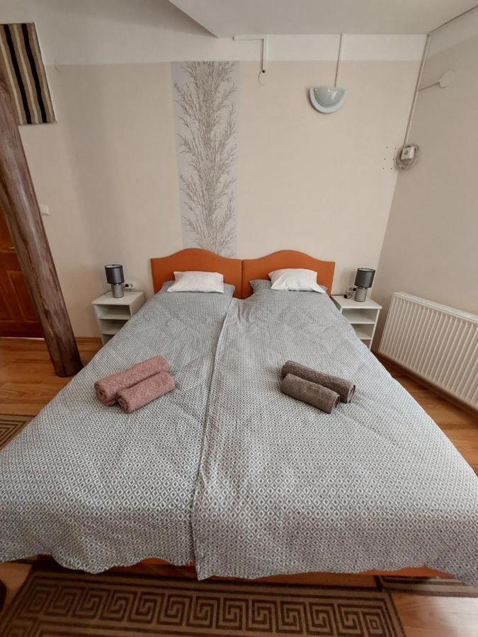 Csaladbarat Vendeglak Szegedi Maganszallashely 9 Fo Reszere, Nagycsaladok Es Barati Tarsasagok Reszere Exterior photo