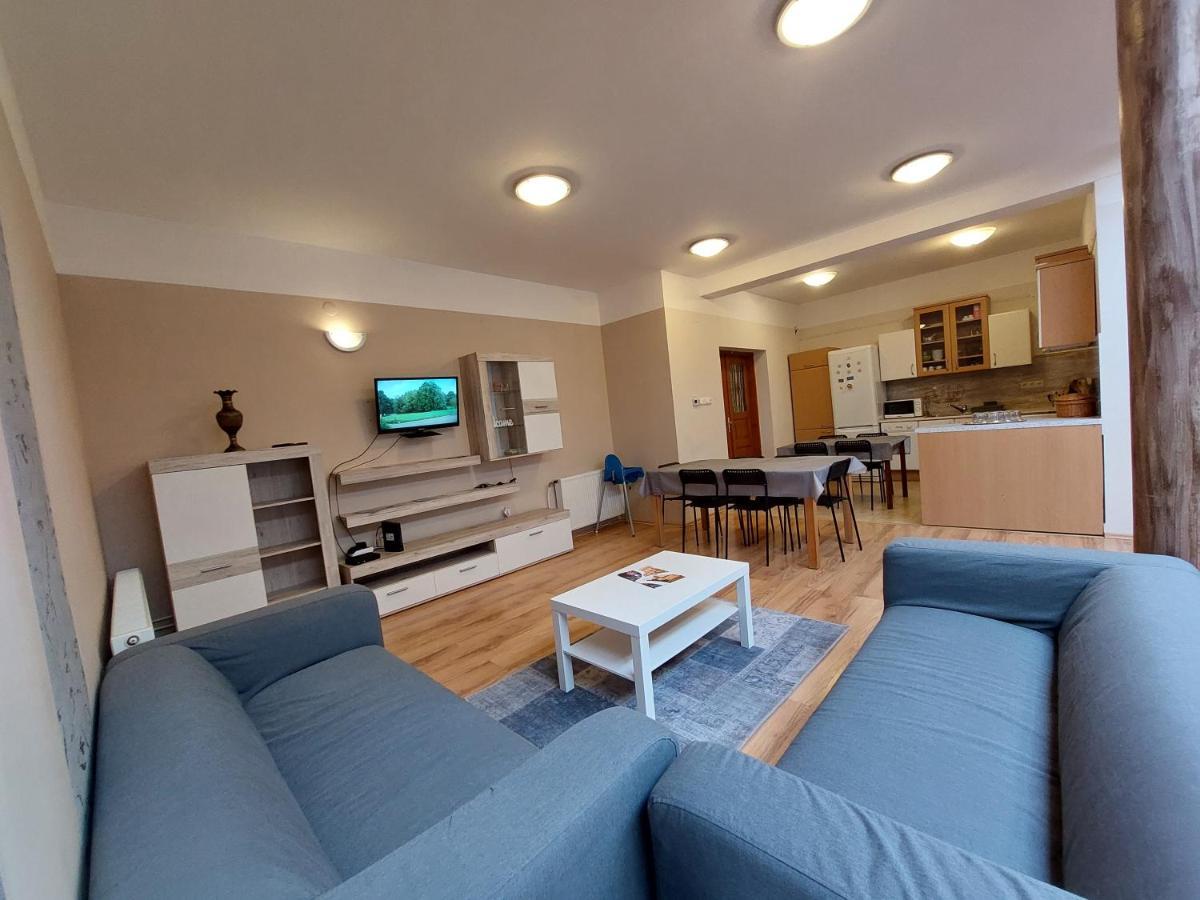 Csaladbarat Vendeglak Szegedi Maganszallashely 9 Fo Reszere, Nagycsaladok Es Barati Tarsasagok Reszere Exterior photo