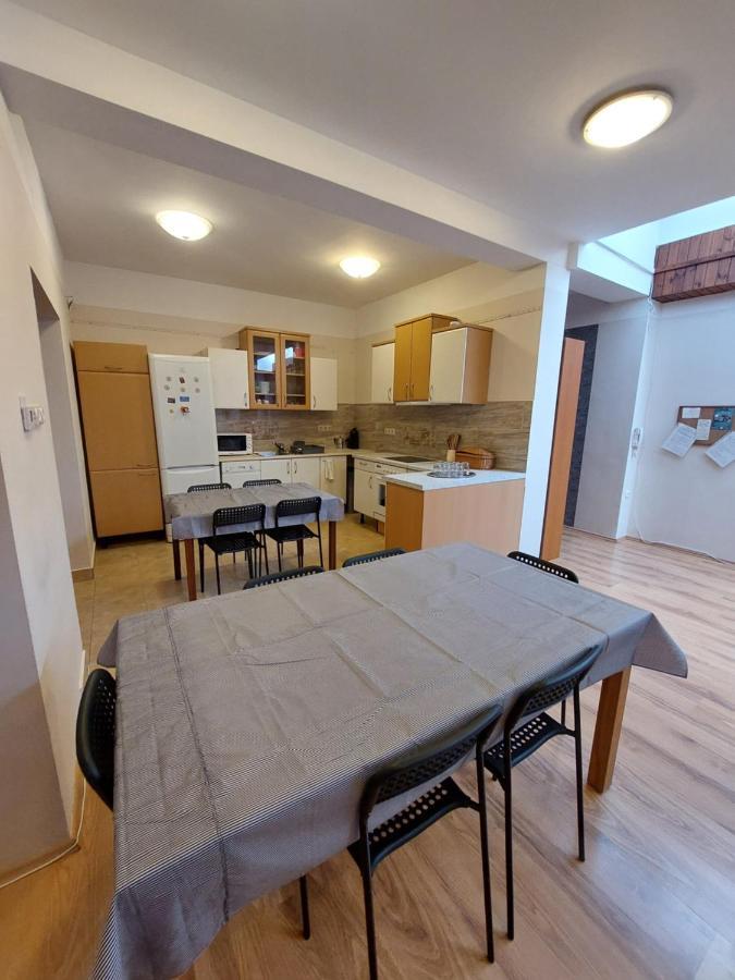 Csaladbarat Vendeglak Szegedi Maganszallashely 9 Fo Reszere, Nagycsaladok Es Barati Tarsasagok Reszere Exterior photo
