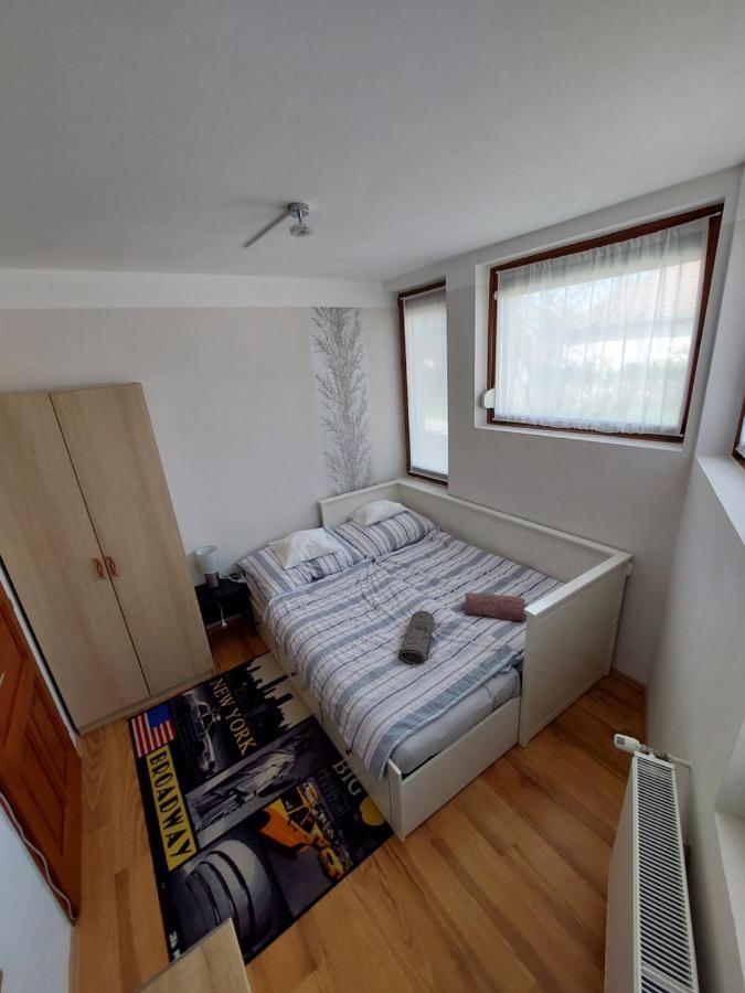 Csaladbarat Vendeglak Szegedi Maganszallashely 9 Fo Reszere, Nagycsaladok Es Barati Tarsasagok Reszere Exterior photo
